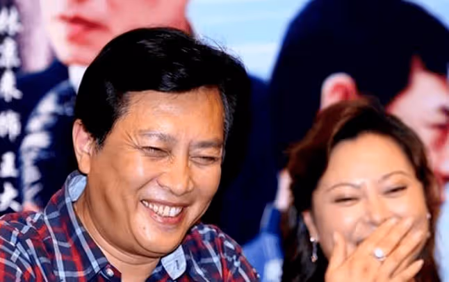 她是唐國強的老婆,長相樸素農村模樣,60歲早已身價上億