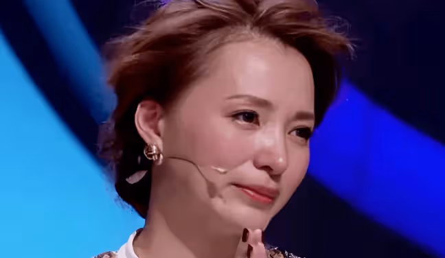 董卿兒子生父身份曝光,董卿一度哽咽流淚,網友:怪不得不公開