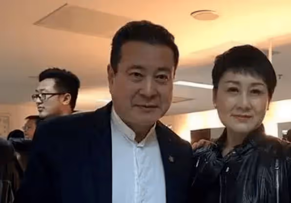 他是國家一級演員,娶同事女兒為妻生下雙胞胎,兒子比他還火
