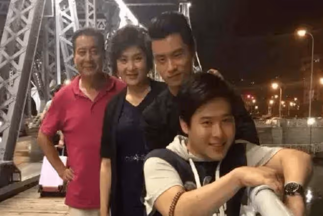 他是國家一級演員,娶同事女兒為妻生下雙胞胎,兒子比他還火