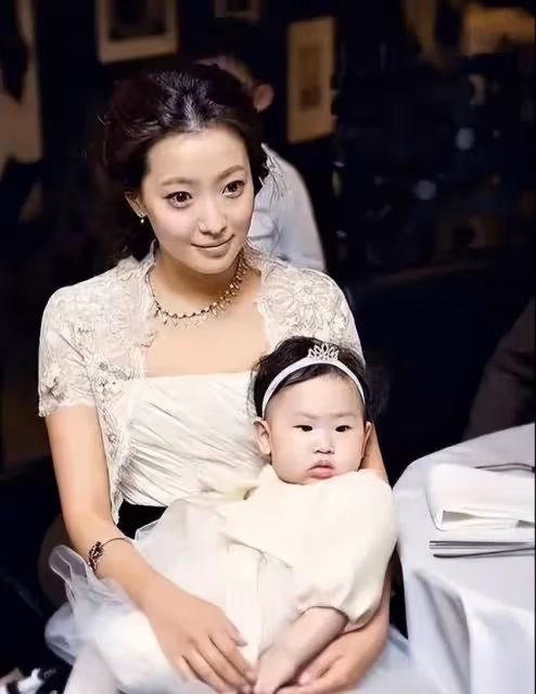 金喜善因女兒丑被懷疑整容,說長開就好了,結果12年後被打臉了!