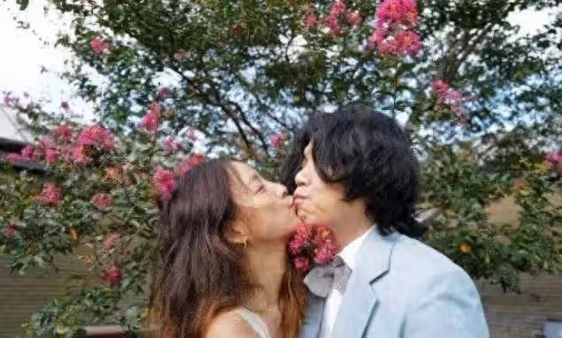 李孝利曬與老公親吻照慶祝結婚11周年:多虧你,我一直很好