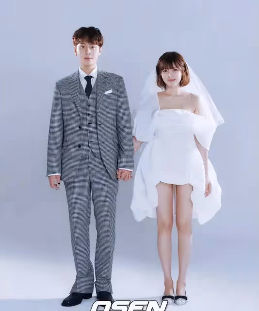 泫雅龍俊亨婚禮海報曝光,十指緊扣愛意滿滿,網友:這狗糧我吃了!