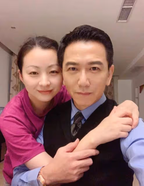 神顏幻滅!59歲溫兆倫商務艙被拍,皮膚粗糙又黑又胖比路人還路人