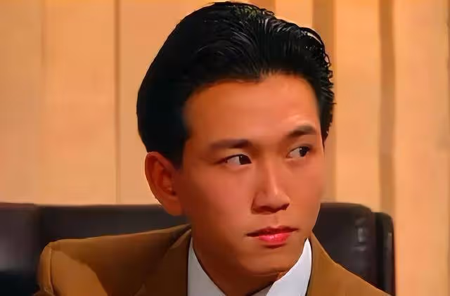 神顏幻滅!59歲溫兆倫商務艙被拍,皮膚粗糙又黑又胖比路人還路人