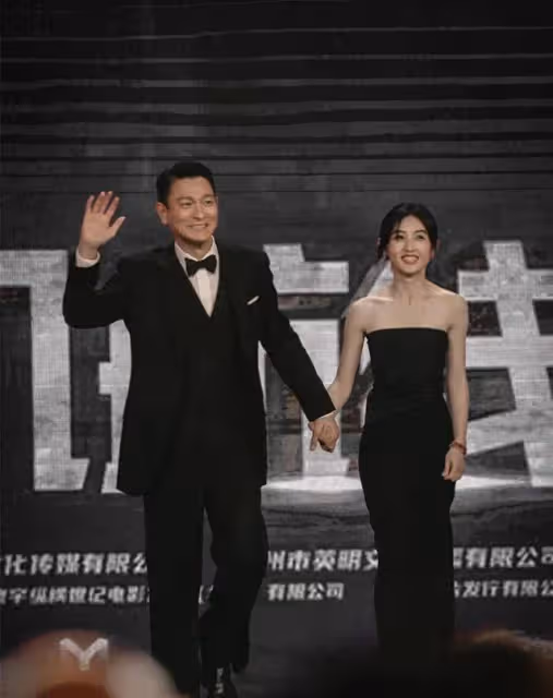 劉德華張子楓亮相!穿黑色系難掩男帥女美,相差40歲