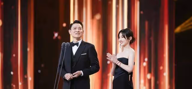 劉德華張子楓亮相!穿黑色系難掩男帥女美,相差40歲
