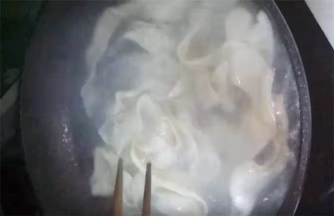 油潑褲帶面,只要注意這兩點,你也能把面抻的很長,還不會扯斷