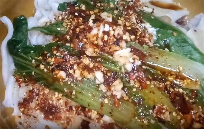 油潑褲帶面,只要注意這兩點,你也能把面抻的很長,還不會扯斷