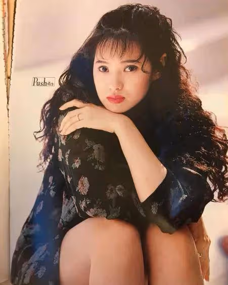 伊能靜早期寫真真艷！時尚真是個輪迴，這造型放到現在也挺時尚的！
