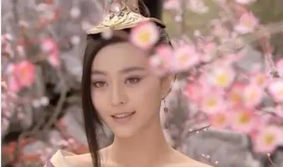 范冰冰驚艷變身！古風盤發配蜂腰長裙，網友：不愧是現代蘇妲己