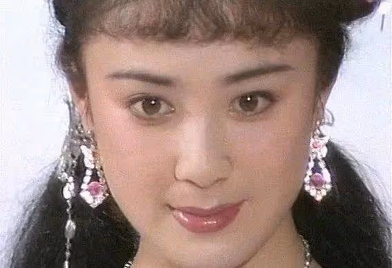 范冰冰驚艷變身！古風盤發配蜂腰長裙，網友：不愧是現代蘇妲己