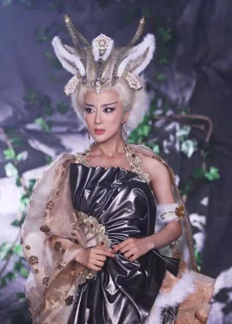 范冰冰驚艷變身！古風盤發配蜂腰長裙，網友：不愧是現代蘇妲己