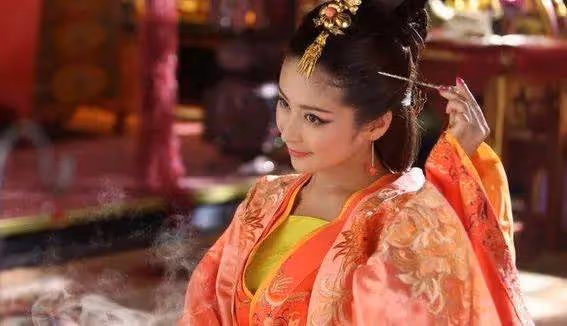 范冰冰驚艷變身！古風盤發配蜂腰長裙，網友：不愧是現代蘇妲己