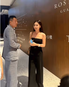 馬筱梅終於和汪小菲分開了!獨自一人逛夜市,微笑唇還是很美的!