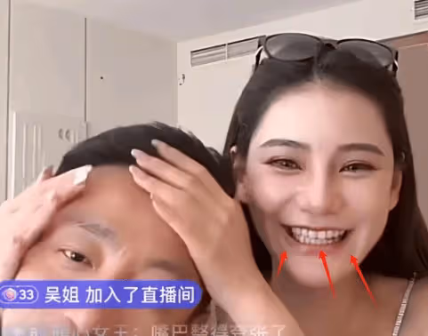 馬筱梅終於和汪小菲分開了!獨自一人逛夜市,微笑唇還是很美的!