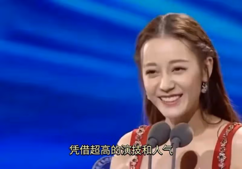 迪麗熱巴鞋又掉了,想到掉的還是拖鞋就更搞笑了!真成落跑甜心了