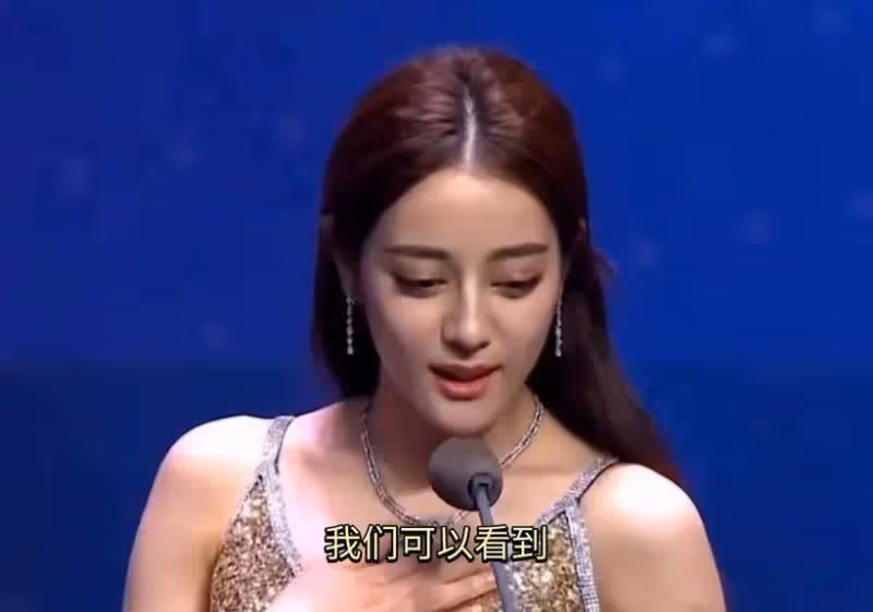 迪麗熱巴鞋又掉了,想到掉的還是拖鞋就更搞笑了!真成落跑甜心了