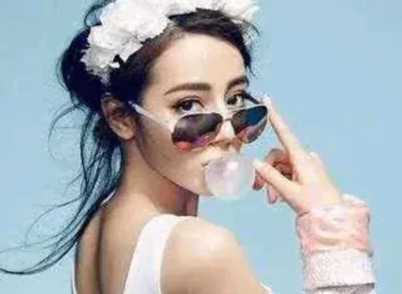 迪麗熱巴鞋又掉了,想到掉的還是拖鞋就更搞笑了!真成落跑甜心了