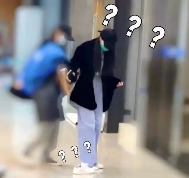 迪麗熱巴鞋又掉了,想到掉的還是拖鞋就更搞笑了!真成落跑甜心了