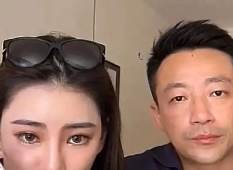 汪小菲這回是真幸福了!馬小梅細心詢問汪小菲是否要喝湯,汪小菲抱著狗狗撒嬌