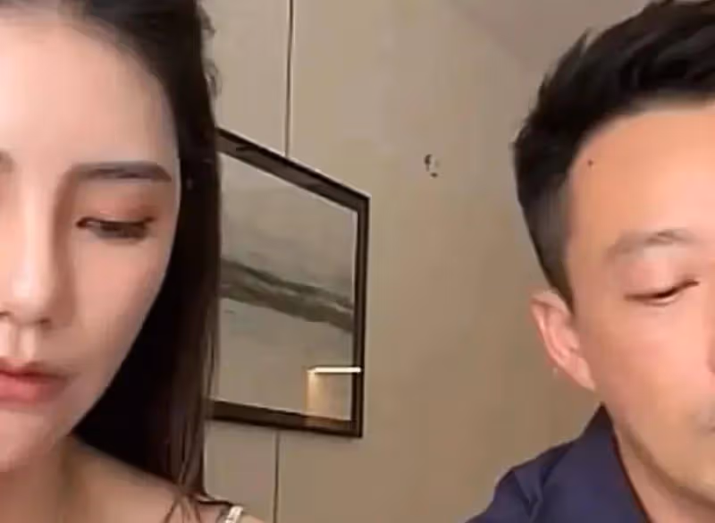 汪小菲這回是真幸福了!馬小梅細心詢問汪小菲是否要喝湯,汪小菲抱著狗狗撒嬌