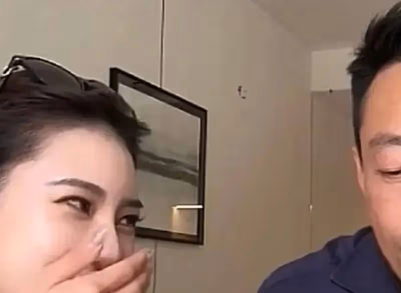 汪小菲這回是真幸福了!馬小梅細心詢問汪小菲是否要喝湯,汪小菲抱著狗狗撒嬌