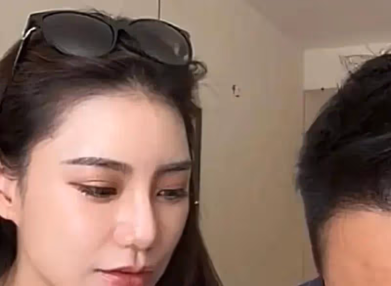 汪小菲這回是真幸福了!馬小梅細心詢問汪小菲是否要喝湯,汪小菲抱著狗狗撒嬌