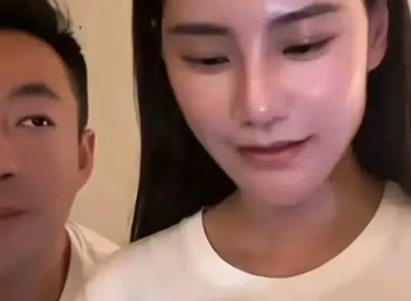 汪小菲這回是真幸福了!馬小梅細心詢問汪小菲是否要喝湯,汪小菲抱著狗狗撒嬌
