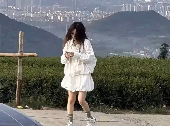 昔日女神變路人?李小璐街拍照曝光,網友驚呼:這還是那個甜甜的璐璐嗎?