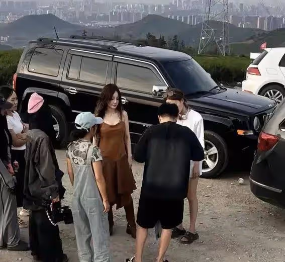 昔日女神變路人?李小璐街拍照曝光,網友驚呼:這還是那個甜甜的璐璐嗎?