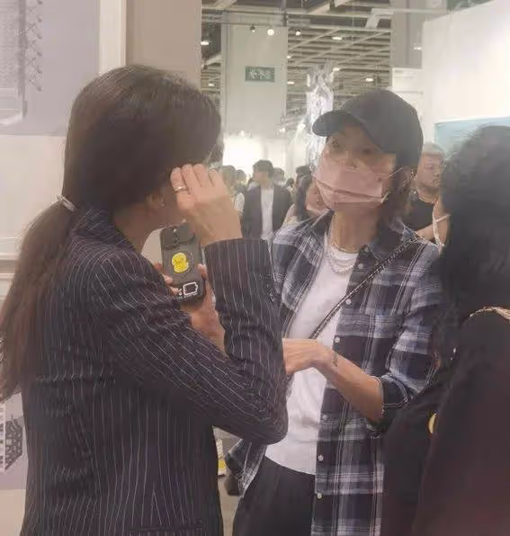 昔日女神張曼玉驚現藝展!60歲素顏照曝光,網友:認不出了?
