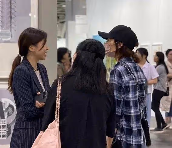 昔日女神張曼玉驚現藝展!60歲素顏照曝光,網友:認不出了?