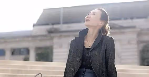昔日女神張曼玉驚現藝展!60歲素顏照曝光,網友:認不出了?