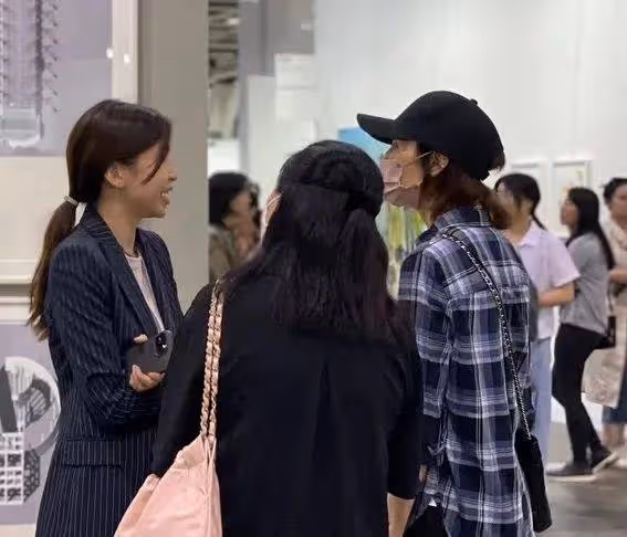 昔日女神張曼玉驚現藝展!60歲素顏照曝光,網友:認不出了?