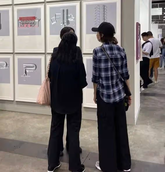 昔日女神張曼玉驚現藝展!60歲素顏照曝光,網友:認不出了?