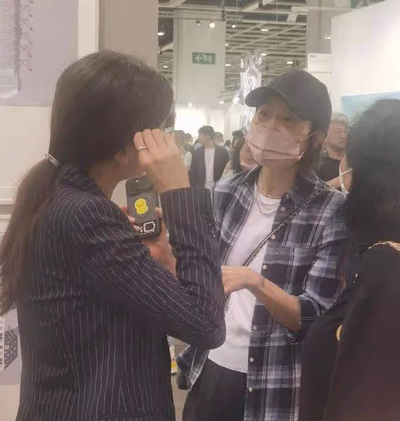 昔日女神張曼玉驚現藝展!60歲素顏照曝光,網友:認不出了?