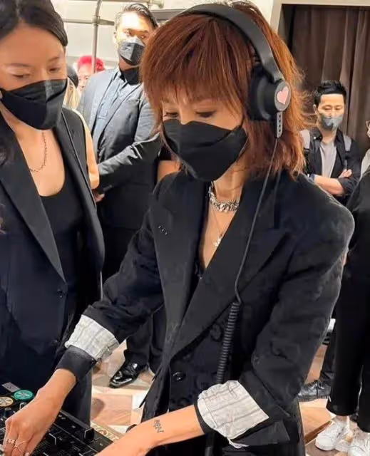 昔日女神張曼玉驚現藝展！60歲素顏照曝光，網友：認不出了？