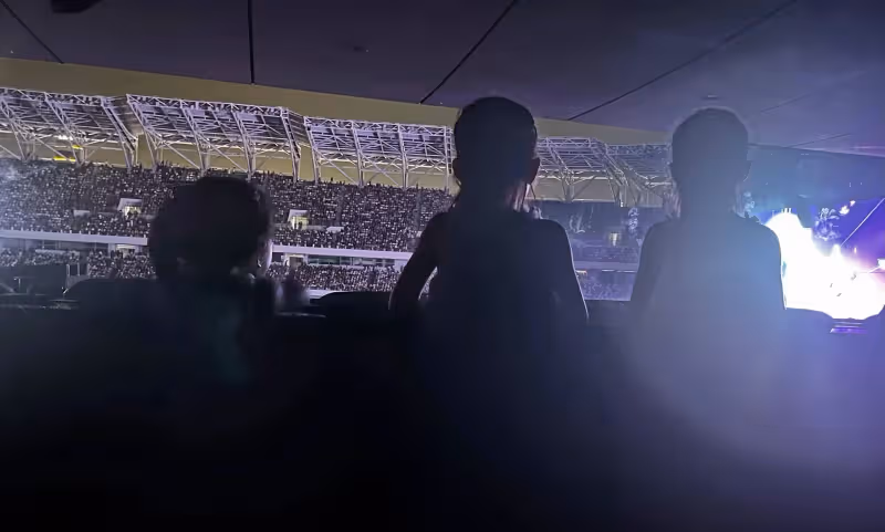 謝娜帶娃看張傑演唱會,曬女兒背影照萌翻網友:貼心「小棉襖」成長記