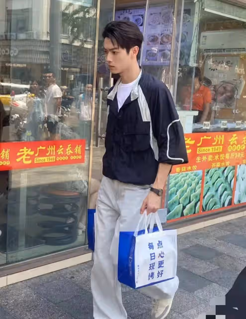 偶遇許凱海口拍戲,又高又帥為藝術獻身,熱到皺眉也堅持!