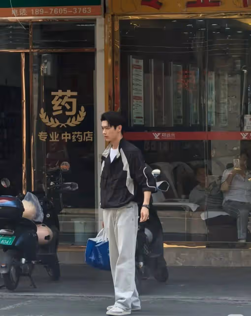 偶遇許凱海口拍戲,又高又帥為藝術獻身,熱到皺眉也堅持!
