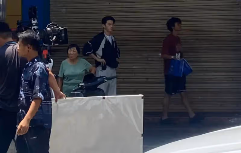 偶遇許凱海口拍戲,又高又帥為藝術獻身,熱到皺眉也堅持!