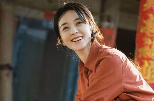 36歲趙麗穎新片又演媽,素顏出場一臉滄桑,卻遮不住高顏值