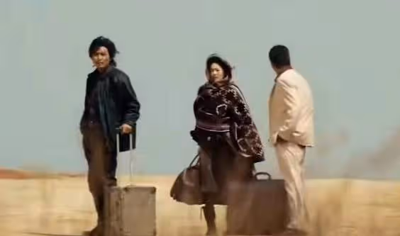 36歲趙麗穎新片又演媽,素顏出場一臉滄桑,卻遮不住高顏值