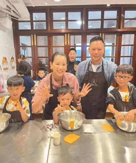 胡杏兒一家五口齊動手,做月餅溫馨滿溢,三兄弟萌態可掬