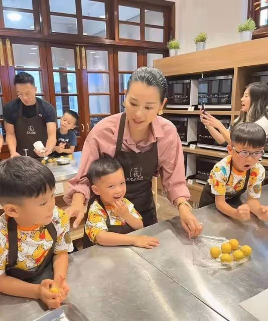 胡杏兒一家五口齊動手,做月餅溫馨滿溢,三兄弟萌態可掬