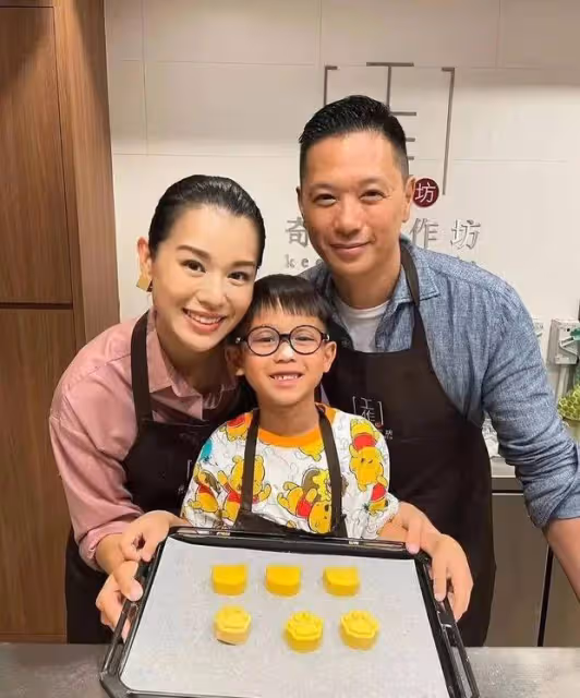 胡杏兒一家五口齊動手,做月餅溫馨滿溢,三兄弟萌態可掬
