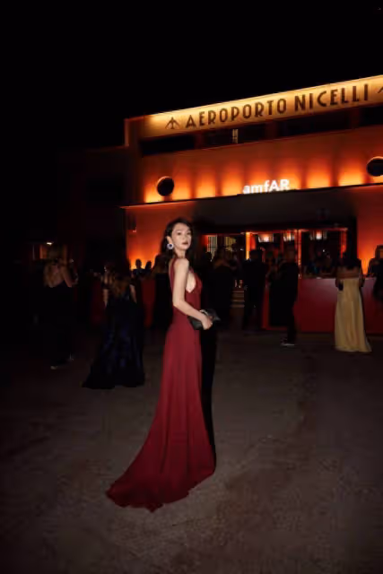 章子怡紅裙亮相威尼斯電影節,優雅回眸盡顯女王氣場
