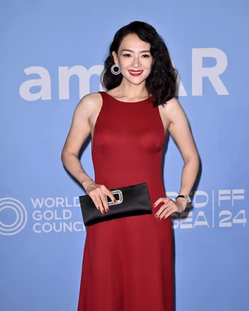 章子怡紅裙亮相威尼斯電影節,優雅回眸盡顯女王氣場