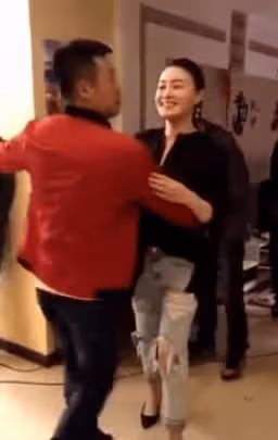 與趙本山緋聞纏身,41歲無人敢娶,關婷娜20年力捧不簡單